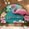 Nahaufnahme des halbrunden Flamingo-Fußabtreters mit einem sehr lebendigen Blumenmuster. - 40*60cm / Flamingo-1