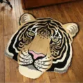 Vista di dettaglio del tappeto tufted a forma di testa di tigre, morbido peluche, tappetino. - Testa di Tigre