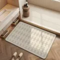 Vue de détail du tapis de bain antidérapant en terre de diatomées avec motif de vagues. - Style luxe à la française - 6
