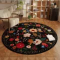 Vue détaillée d'un tapis rond noir à motifs floraux colorés et vibrants dans une pièce chaleureuse. - 40*40cm / Grande fleur 3D 1