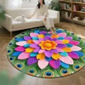 Detailansicht der runden 3D Pfauenfeder Blumen Kristall Samt Matte im gemütlichen Raum. - Pfau & Blumen 9