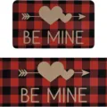 Set di tappeti San Valentino a quadri rossi e neri con cuore e scritta Be Mine - Freccia che trapassa il cuore / 40x60cm