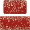 Dettaglio dei tappeti rossi per San Valentino con cuori e scritta Love grows here - Foglia / 40x60cm