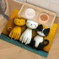Cartoon Katzen Kieselgur Haustier Futtermatte mit Holz Doppelnapf Ständer, rutschfest. - 20x30cm / Haustier-Fütterungsmatte 4