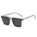 Occhiali da sole squadrati classici per uomo e donna, montatura grigia con lenti scure. - Stile Polarizzato (C4) / Montatura Grigio Trasparente Lente Nera
