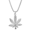 Detailopname van een zilverkleurige metalen cannabisblad-hangerketting met getextureerd design. - A-802 / Zilver