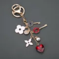 Portachiavi dorato con ciondoli a fiore bianco, cuore di cristallo rosso, accessorio borsa. - Portachiavi Cuore Trifoglio a Quattro Foglie(G-873) / Oro