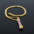 Primo piano di una collana con ciondolo a palo da barbiere creativo in metallo smaltato. - Collana (A-286) / Oro
