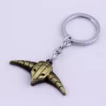 Detailansicht des Metall Schlüsselanhängers mit bronzenem Horn Waffen Anhänger und Kette. - Charm-Anhänger / Bronze