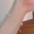 Bracelet de perles flottantes minimaliste sur fil transparent en argent pour femme. - Style de Perles de Perles (MY32843)
