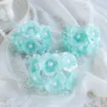Lichtblauwe stoffen bloemen haarnaaldjes met parels, elegante bruids haaraccessoire. - Difulan