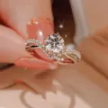 Primer plano detallado de un anillo de plata con circonita y corona, joya elegante. - Abierto Ajustable / Estilo de Mujer