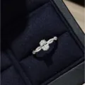 Primer plano detallado del anillo ovalado retorcido de plata S925 con circonitas brillantes. - Talla 5 / Oro blanco