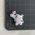 Leuke koe hars bedel detail, perfect voor DIY telefoonhoesjes en haaraccessoires. - Koe met Ballon