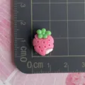 Mini cabochon fragola in resina charm fai da te per forcine e cover per cellulare - Biscotto alla Crema e Fragola / Mini Pezzo Singolo