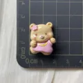 Süßer Harz Cartoon Bär Flachrückseite Anhänger für DIY Handyhülle und Haarspange Zubehör. - Rosa Kleid Blume Brauner Bär