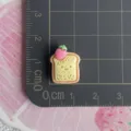 Mini ciondolo toast fragola in resina, simpatico accessorio fai da te per molletta e custodia. - Toast Sorridente / Mini Pezzo Singolo