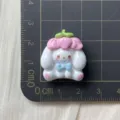 Süßer weißer Hasen Harz-Cabochon mit rosa Blumenhut und blauer Schleife für DIY Handyhüllen Basteln. - Blumenkopf Weißer Hund