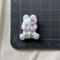 Niedlicher weißer Harz-Hasen-Anhänger mit rosa Schleife für DIY Handyhülle und Schmuck. - Rosa Schleife Blume Hase