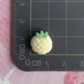 Mini ciondolo ananas in resina piatto per creazione fai da te forcine e decorazioni. - Biscotto alla Crema di Ananas / Articolo singolo