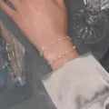 Nahaufnahme der funkelnden doppelten Silberkette am Handgelenk elegantes Accessoire - 16+3,5cm Armband 1,5mm / Silber