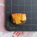 Hars ei toast miniatuur cabochon voor DIY haarspelden, telefoonhoesjes en handwerpprojecten. - Bruin Bord Toast Plakje