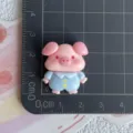 Grazioso maialino rosa in resina piatto perfetto per accessori fai da te e decori. - Maialino Tuta Floreale Blu