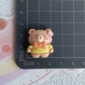 Vista dettagliata del simpatico accessorio fai-da-te in resina a forma di orsetto per forcine. - Orso Bruno Vestiti Papillon Giallo