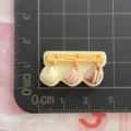 Miniatuur hars koffiekop wandrek bedel voor DIY haarspelden, telefoonhoesjes en sleutelhangers. - Gele Muurhangende Set