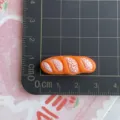Miniatur Harz Brot Anhänger Detailansicht, ideal für DIY Handyhülle Dekoration und Handwerk. - Vier Abschnitte Lange Baguette