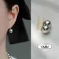 Detailansicht der eleganten grauen runden Perlenoohringe mit feiner handwerklicher Textur. - 10mm / Gold