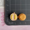 Μικρά μενταγιόν ντουριαν ρητίνης, DIY προσομοιωμένα φρούτα για χειροτεχνίες και διακόσμηση. - 2x Ένα μικρό πορτοκαλοκίτρινο ντουριάν