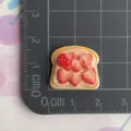 Ciondolo in resina a forma di toast alla fragola per decorazione custodia telefono e accessori - 2* Toast con sette fette di fragola