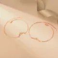 Detaillierte Nahaufnahme von S925 Sterling Silber Berg und Welle Paar Armbänder Set. - Berg Design Armband / Roségold
