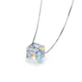 Detailaufnahme des glitzernden Kristall-Wuerfelanhaengers mit strahlendem Facettenlichteffekt. - 6mm / Weißgold