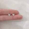 Minimalistische S925 Sterlingsilber Herz Ohrstecker, exquisite Mini Zirkon Ohrringe. - Platingold Herz-Stil
