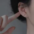 Minimalistische silberne Herz Ohrstecker, zarte hohle Liebe Ohrringe in Silber Variante. - Weißgoldfarben [Ausgehöhltes Design]