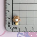 Nahaufnahme Detailansicht des Mini Harz Katzenpfote Eiscreme Anhängers für DIY Basteln Zubehör. - Kaffee Katzenkralle Eis am Stiel - Mini