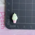 Primo piano dettagliato del mini ciondolo a forma di cono gelato in resina e scala. - Mini / Cono Gelato Verde Rosa