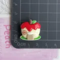 Nahaufnahme des süßen Apfelhaus-Harz-Cabochons für DIY-Bastelarbeiten und Handyhüllen. - Rotes Apfel-Fruchthaus