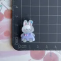 Grazioso ciondolo coniglietto in resina trasparente glitterata per custodia telefono fai da te craft. - Coniglio con Vestiti Viola