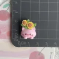 Gatto rosa in resina con dettaglio di girasole per accessori per capelli e custodia per cellulare. - Gatto Rosa Pianta in Vaso Girasole (Grande)