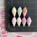 Mini Eiscreme Harz Cabochons Detailansicht, ideal für DIY Haarspangen und Bastelzubehör. - Spitze Eiswaffel / Zufällig 1 Stück