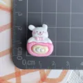 Dijije de resina de rollo de conejo lindo accesorio decorativo para funda de teléfono - Perro Rollo de Pastel Rosa Rojizo