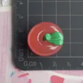 Vista dettagliata del ciondolo in resina mela rossa che mostra le dimensioni su griglia - Confezione da 2 / Mela Trasparente 3D Grande