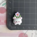 Primo piano dettagliato di un simpatico accessorio di fiore di coniglio in resina per il fai da te. - Coniglio Bianco Pianta in Vaso Fiore (Grande)