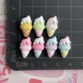 Mini Eiscreme Harz Anhänger Detail, bunte Makronen Cabochons für DIY Handwerk und Haarschmuck. - Milchschaum Knusprige Waffel / Zufällig 1 Stück
