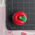 Dettaglio in primo piano di cabochon in resina mela rossa charm artigianale DIY per cover. - 1 Pezzo/Confezione / Mela Rossa 3D Grande