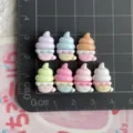 Mini Macaron Farbe Harz Eiscreme Cabochons DIY Slime Charms für Haarklammern und Handyhüllen. - Gezackter Eisbecher Sundae / Zufällig 1 Stück