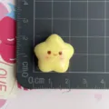 delizioso ciondolo stella in resina gialla con viso, ideale per artigianato fai da te e scarpe. - Viso Sorridente Stella Cicciotta / 5 Pezzi / Giallo